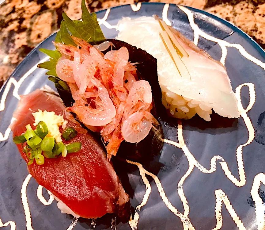 Snapdishの料理写真:春の3貫盛（活〆真たい  昆布塩、桜海老、枕崎産  かつおたたき）Red seabream|ゆうじ.さん