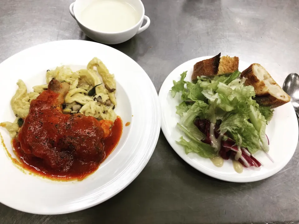 今日のまかない‼️
骨付きトリもも肉のトマト煮込み🍅|ゴンさん