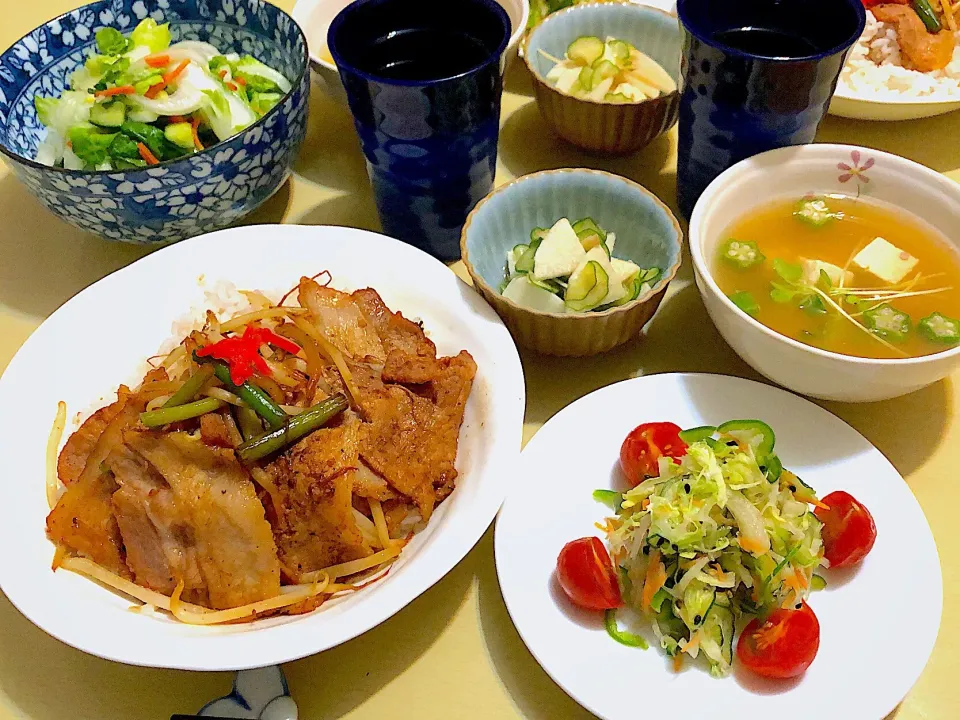 5/11昼食  #昼ごはん 
•肉野菜炒め乗っけご飯 •サラダ •長芋胡瓜 •味噌汁 •キャベツetcの浅漬け  ‥昨夜の残り活用メニュー‥|おさんどんさん