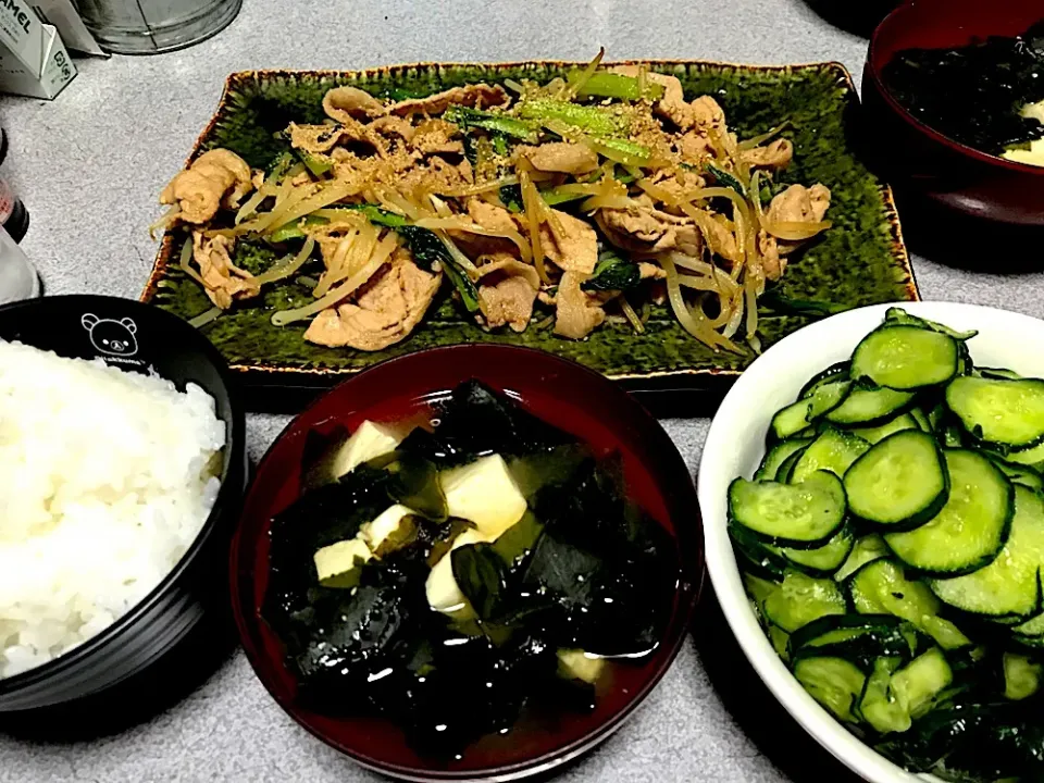 最後はご飯にすりごまかけて和菓子ふうな味にして食べた #夕飯 お粥白米、肉野菜炒め、キュウリ浅漬け、豆腐ワカメ味噌汁|ms903さん