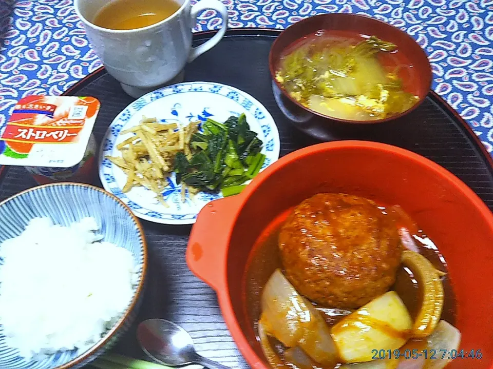 よねばーばの朝ごはん

レトルトハンバーグ、新玉ねぎ添え
白菜と春雨のお汁
きんぴらゴボウ、野沢菜漬
ご飯、ヨーグルト、麦茶|yoneばーばさん