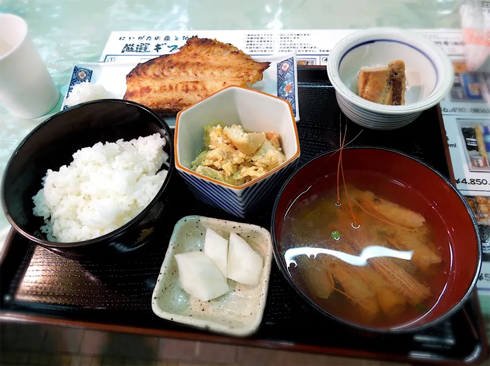 日本の朝ごはん
市場で銀ダラ焼き定食|Takeshi  Nagakiさん