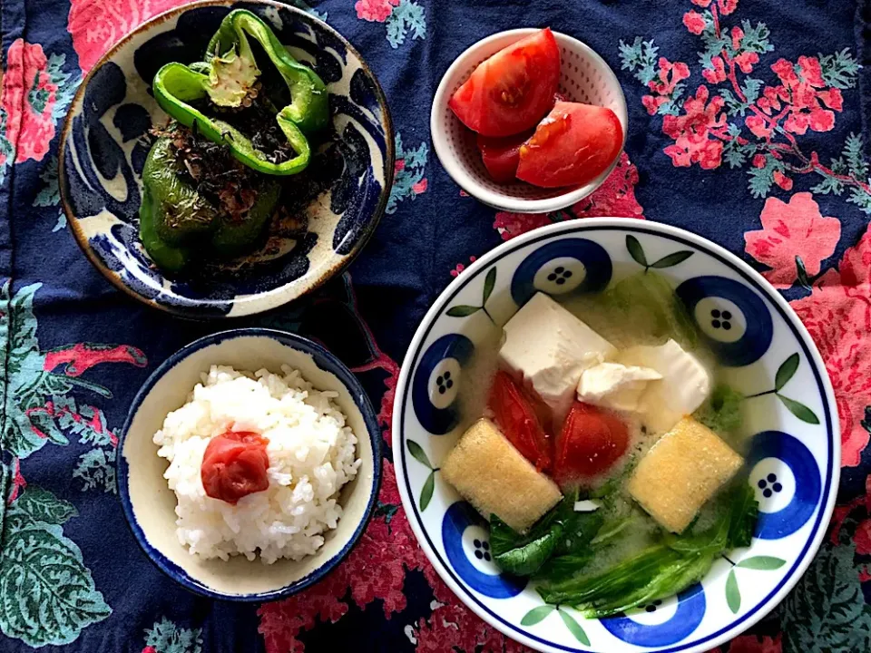 Snapdishの料理写真:朝ごはん
トマトのお味噌 ピーマンの塩昆布|pankoさん