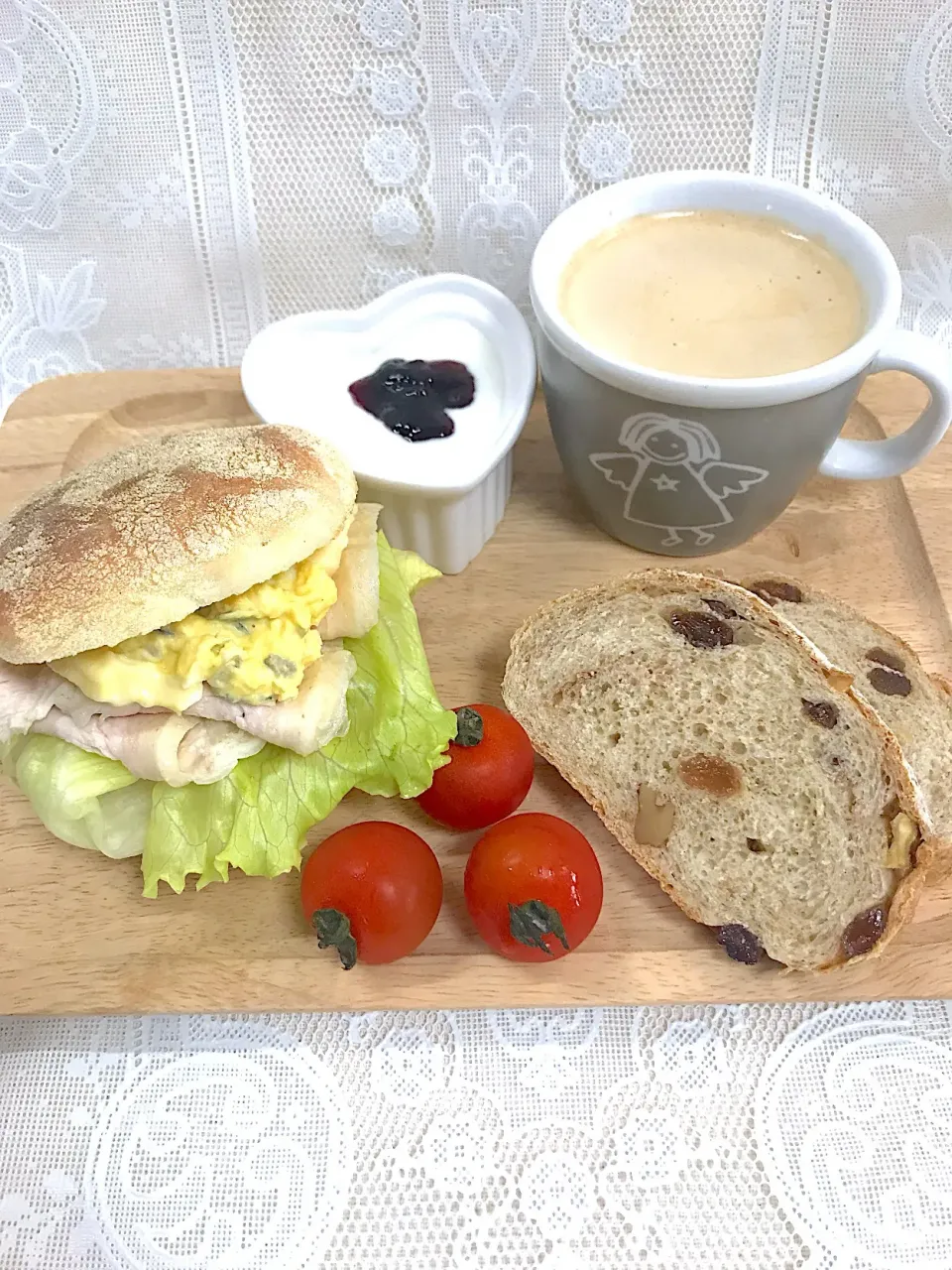 朝ごはん☀️鶏ハムとタルタルのマフィン&胡桃とレーズンのライ麦ブレッド&ヨーグルト&コーヒー|o-kazuさん