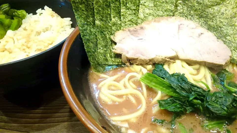 横浜家系ラーメン 武道家 早稲田本店 
ラーメン並
（麺固め/味ふつう/油少なめ、700円）
＋のり増し（5枚、50円）
＋ライス（食べ放題無料）
＠早稲田
19092|大脇さん