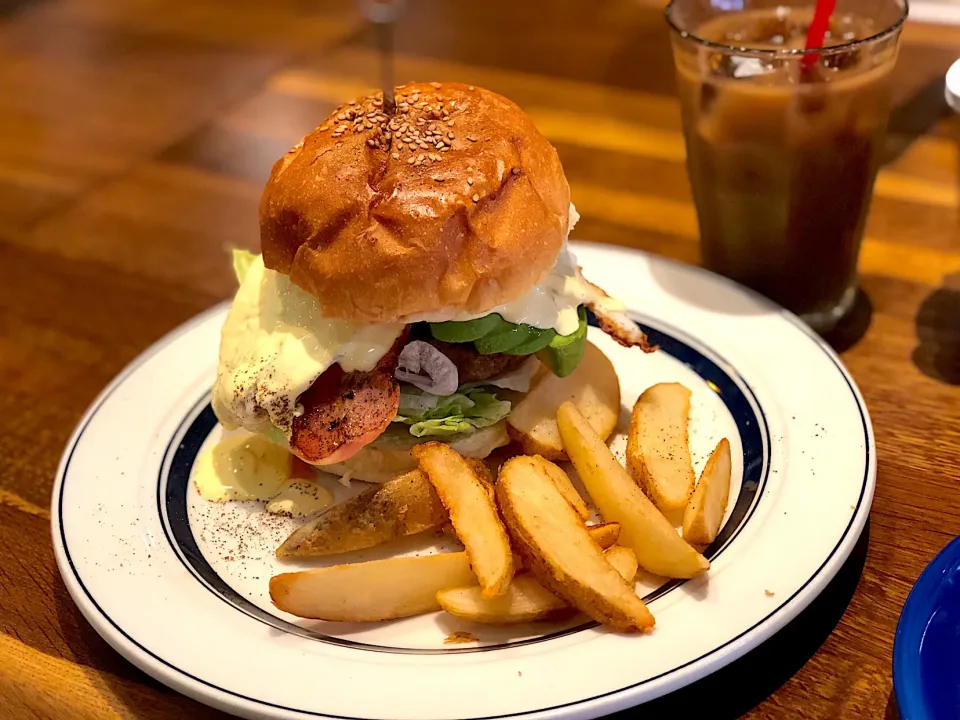 ベーコンエッグアボカドバーガー🍔|ゆうりさん