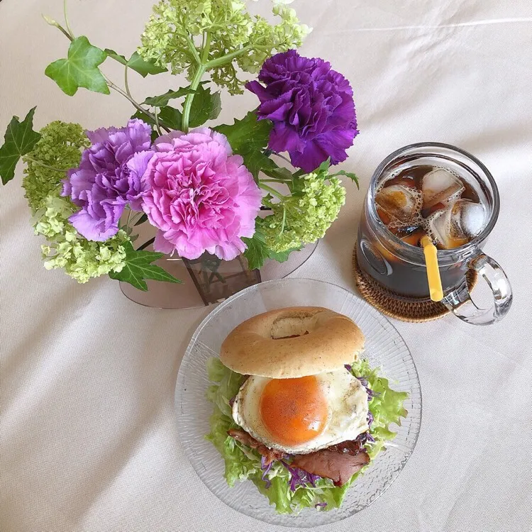 Snapdishの料理写真:5/12❤︎ Mother's Day❤︎
炙り焼豚&半熟目玉焼きベーグルサンド🌱
母の日…ムーンダストのカーネーション🌱
#お昼ごはん #ランチ #おうちごはん #おうちカフェ #炙り焼豚 #半熟たまご焼き #ベーグル #ベーグルサンド #自家製サンド|Makinsさん