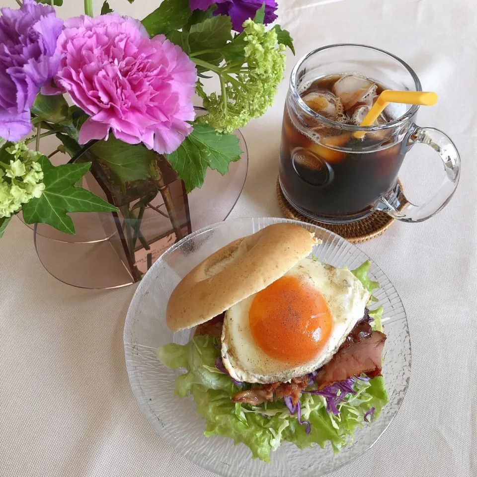 Snapdishの料理写真:5/12❤︎ Mother's Day❤︎
炙り焼豚&半熟目玉焼きベーグルサンド🌱
母の日…ムーンダストのカーネーション🌱
#お昼ごはん #ランチ #おうちごはん #おうちカフェ #炙り焼豚 #半熟たまご焼き #ベーグル #ベーグルサンド #自家製サンド|Makinsさん