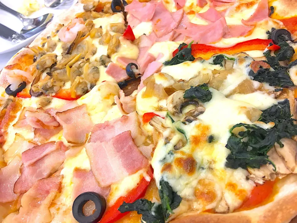 Snapdishの料理写真:Four Seasons Pizza|Kararak & Foodsさん