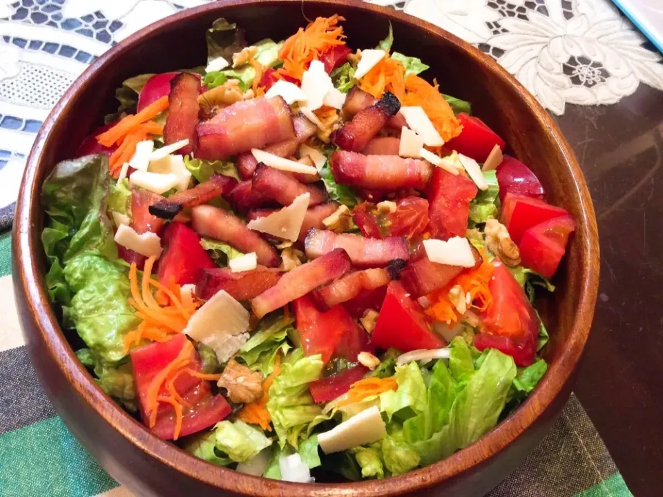 トマトとカリカリベーコンのサラダ🥗😋|アライさんさん