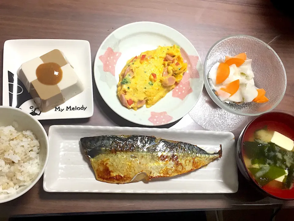 鯖みりん焼き 豆腐とわかめの味噌汁 かぶの紅白なます チーズオムレツ 胡麻豆腐|おさむん17さん