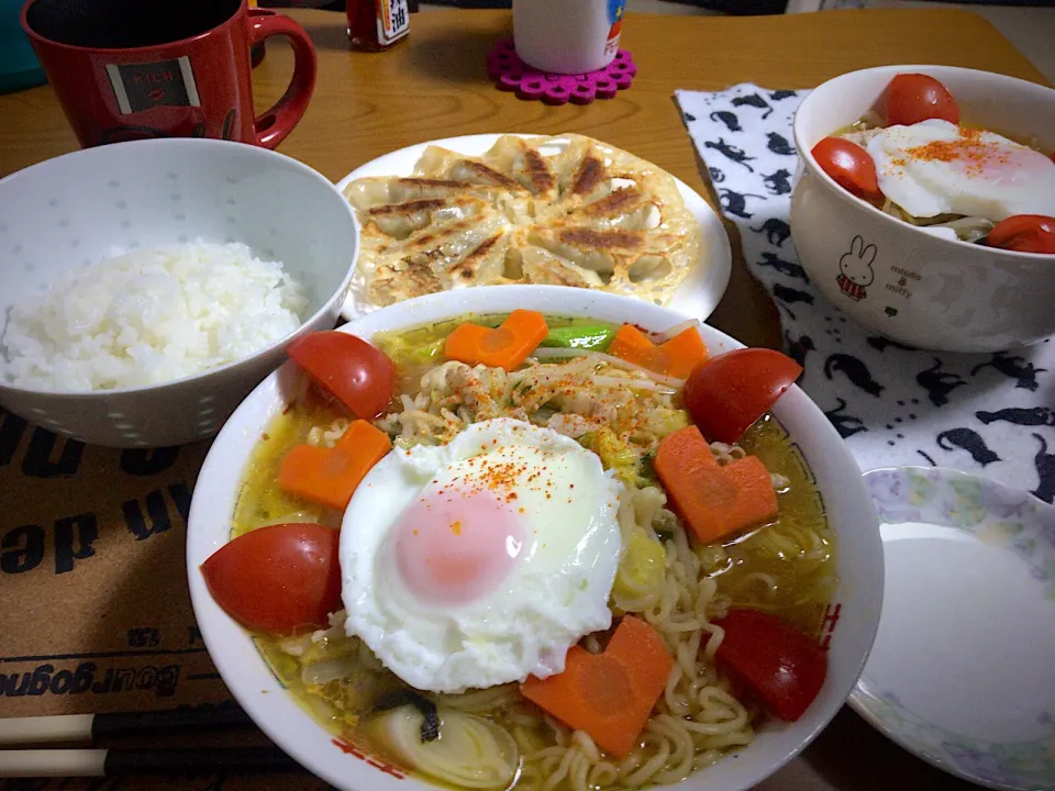 Snapdishの料理写真:今日の男飯絆(･w･)
ドラマきのう何食べた？風サッポロラーメン味噌味&羽付き餃子&W炭水化物ライス( ˊᵕˋ ;)💦

汗だく(￣▽￣;)|ひーちゃんさん