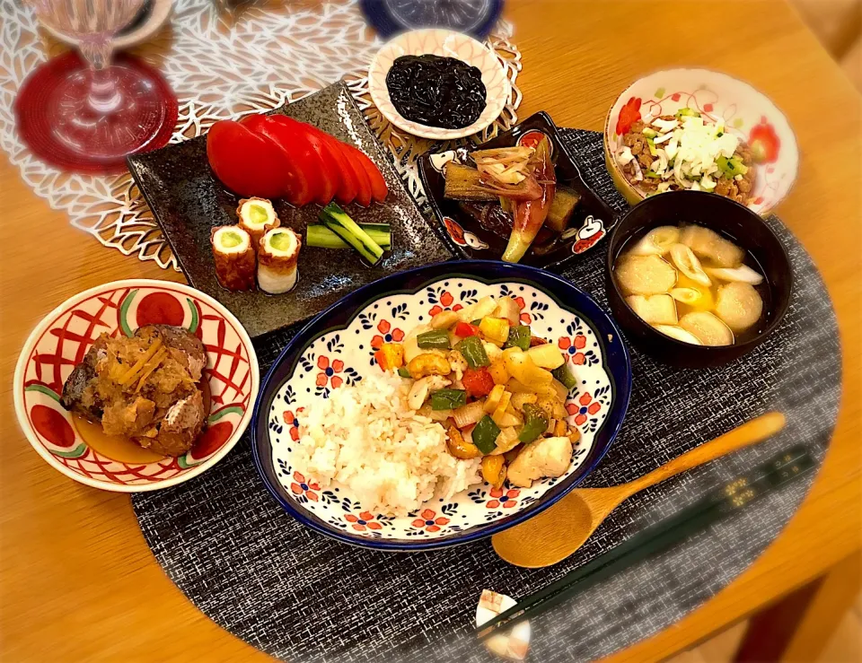 鶏肉 ピーマン カシューナッツ 中華炒め さば みぞれ煮 トマト ちくわきゅうり なす みょうが 揚げ浸し 納豆 富山土産 くろづくり 麩 長ネギ 味噌汁|nana 🍅さん