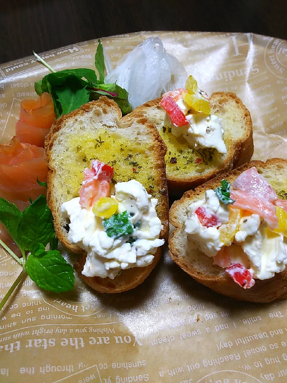 サーモン祭り✨バラサーモンとクリームチーズのカナッペ|ぴっぴさん