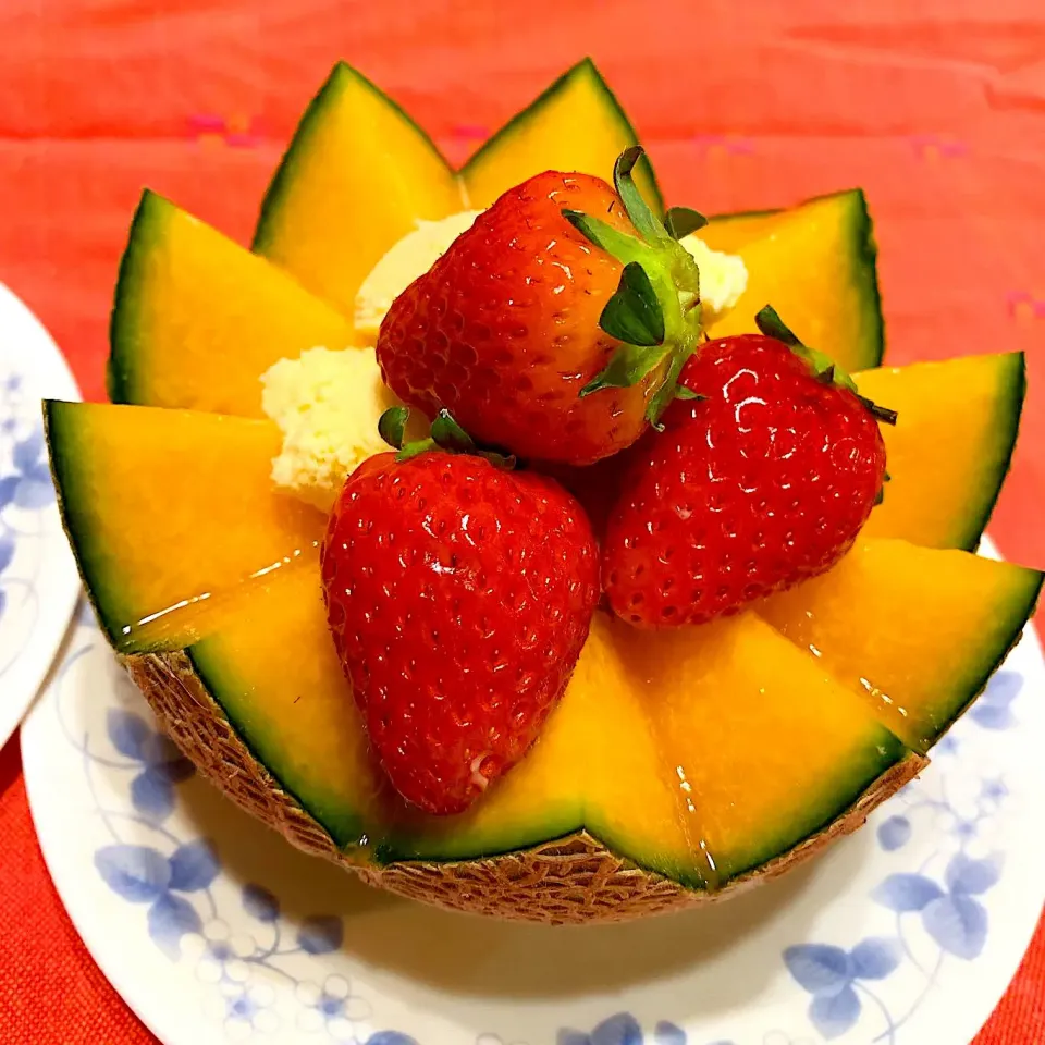 メロンパフェ🍈バニラアイスに苺のせ🍓|みっこちゃんさん