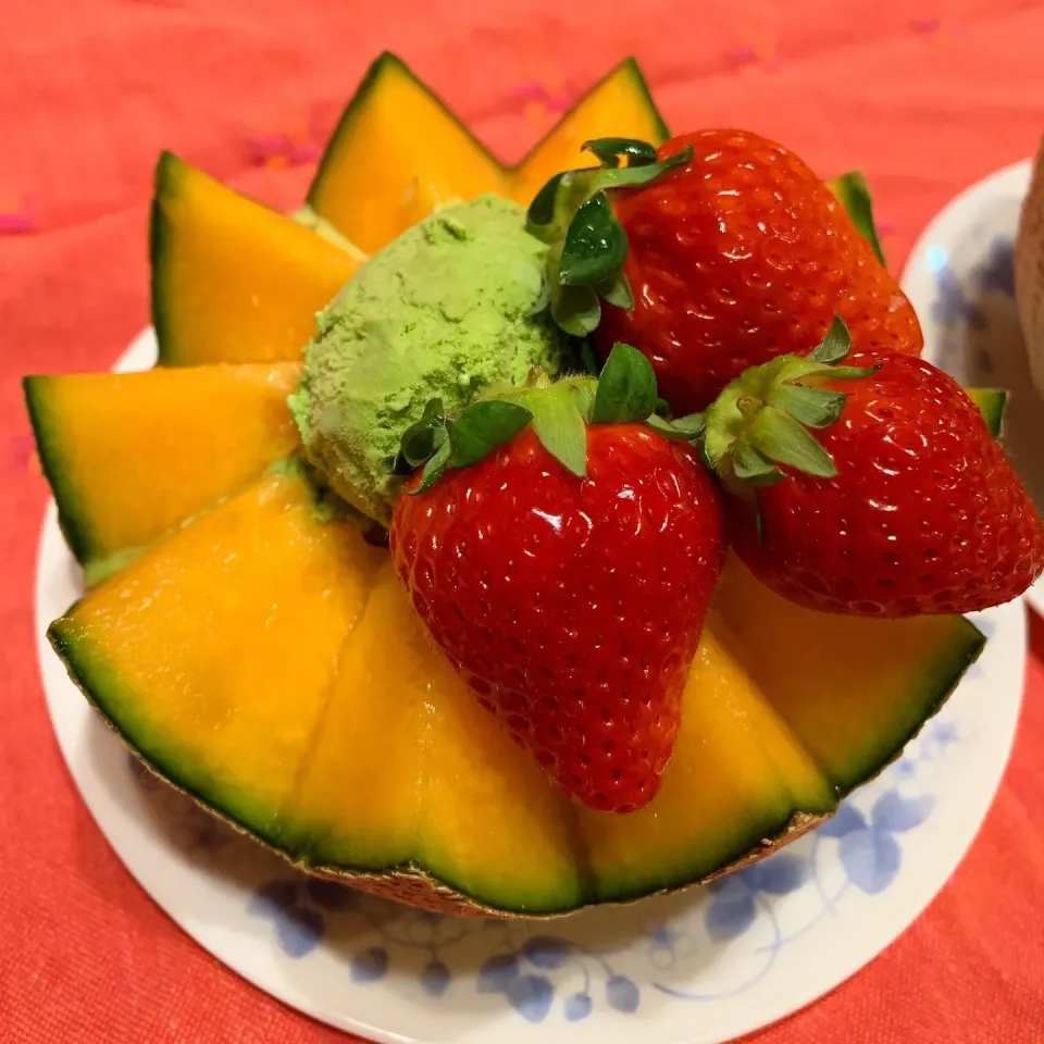 メロンパフェ🍈抹茶アイスに苺のせ🍓|みっこちゃんさん