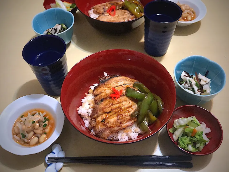 5/12夕食  #晩ごはん 
•いわしの蒲焼き丼 •大豆ともやしのピリ辛煮 •長芋とおくらヒジキの和え物 •浅漬け|おさんどんさん