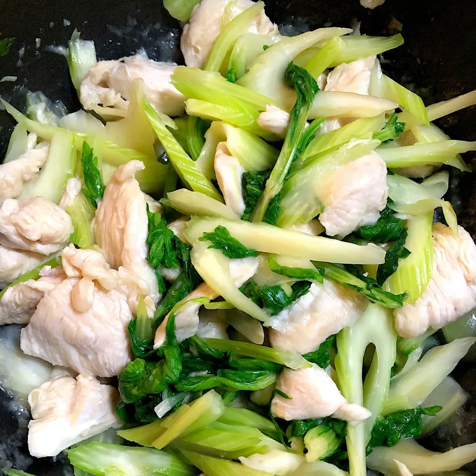 セロリと鶏胸肉の炒め物|かけともさん