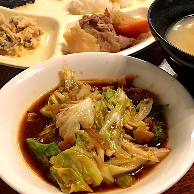 昼ごはん☀️☀️🔆
キャベツ炒め  肉じゃが  おからの煮物  昆布佃煮  煮豆|ぽんたさん