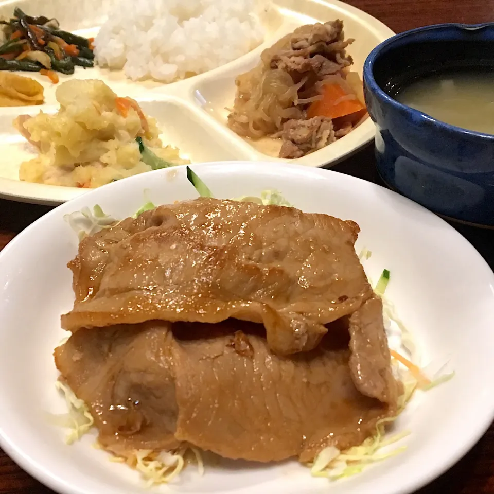 晩ごはん⭐️⭐️⭐️
焼肉 🥓肉じゃが🥔ポテサラ  って食材シリトリじゃんヽ〔ﾟДﾟ〕丿ｽｺﾞｲ|ぽんたさん