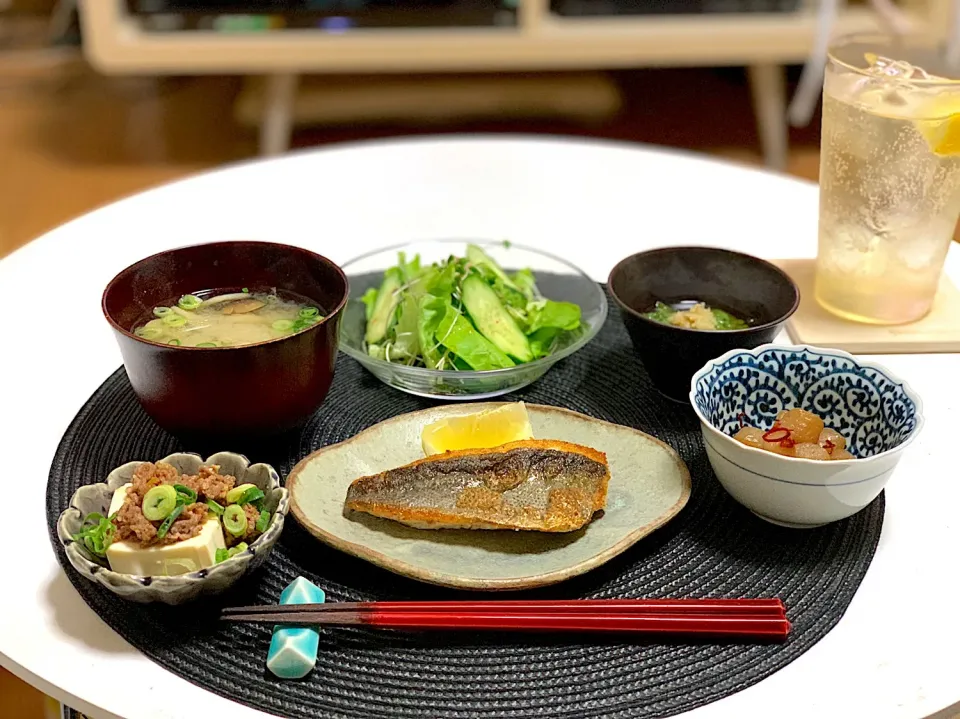 いさきのソテー、しめじの味噌汁、めかぶぽん酢、こんにゃくの煮物、そぼろ豆腐。|yukiさん