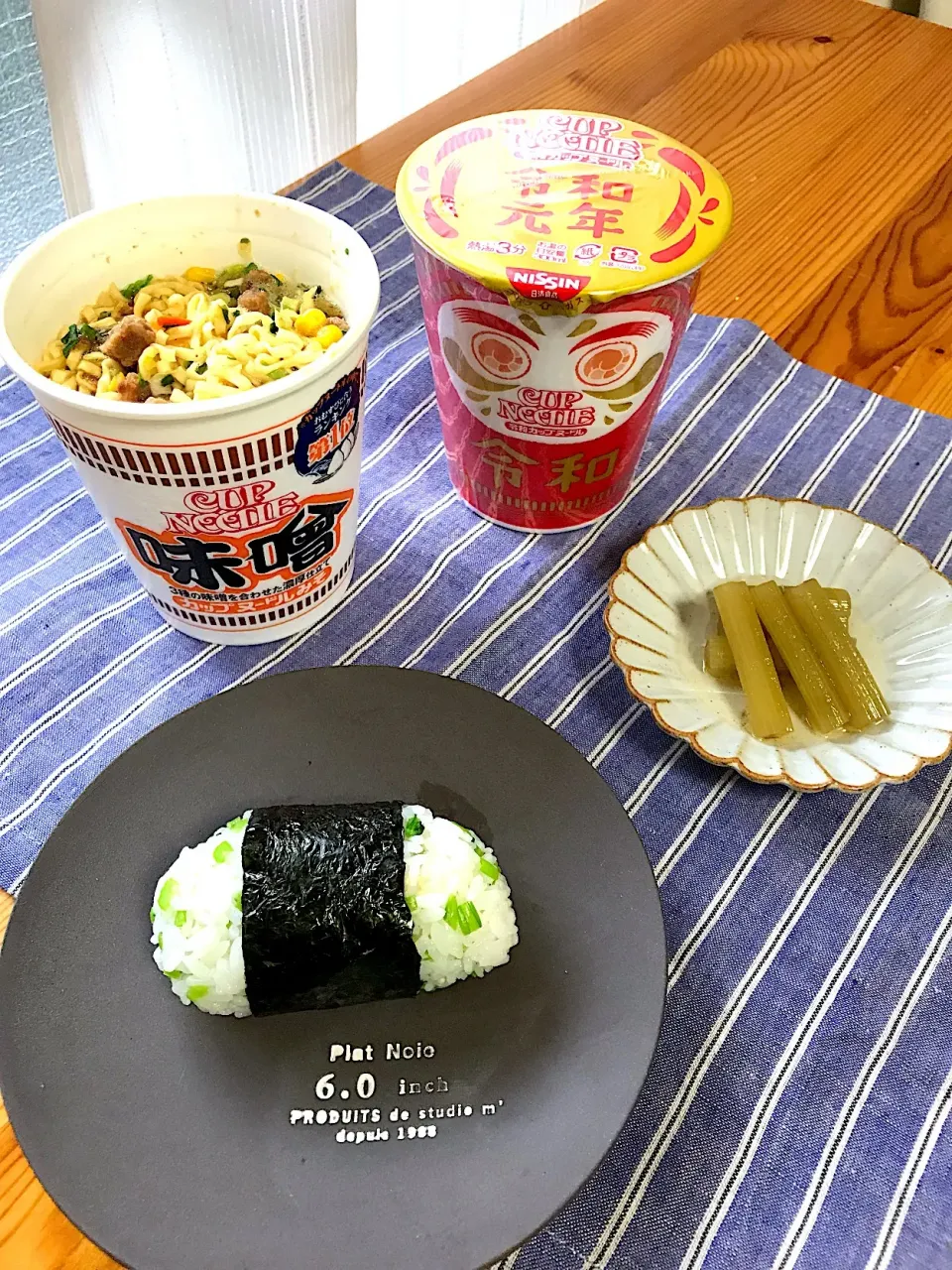 Snapdishの料理写真:カブの葉ご飯のおにぎり、フキの煮物、カップヌードル味噌、カップヌードル新元号パッケージ|sayaさん