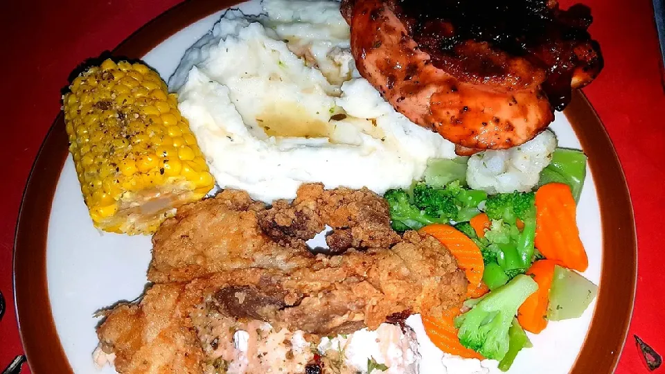 Grilled Salmon with Corn on the Cob Creamy Mashed Potatoes Fried Grouper Chargrill Mango Barbecued Chicken Breast and Mixed Vegetables.|Juan Simmsさん