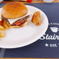 Snapdishの料理写真:ハンバーガー🍔|Tomomi  Maejimaさん