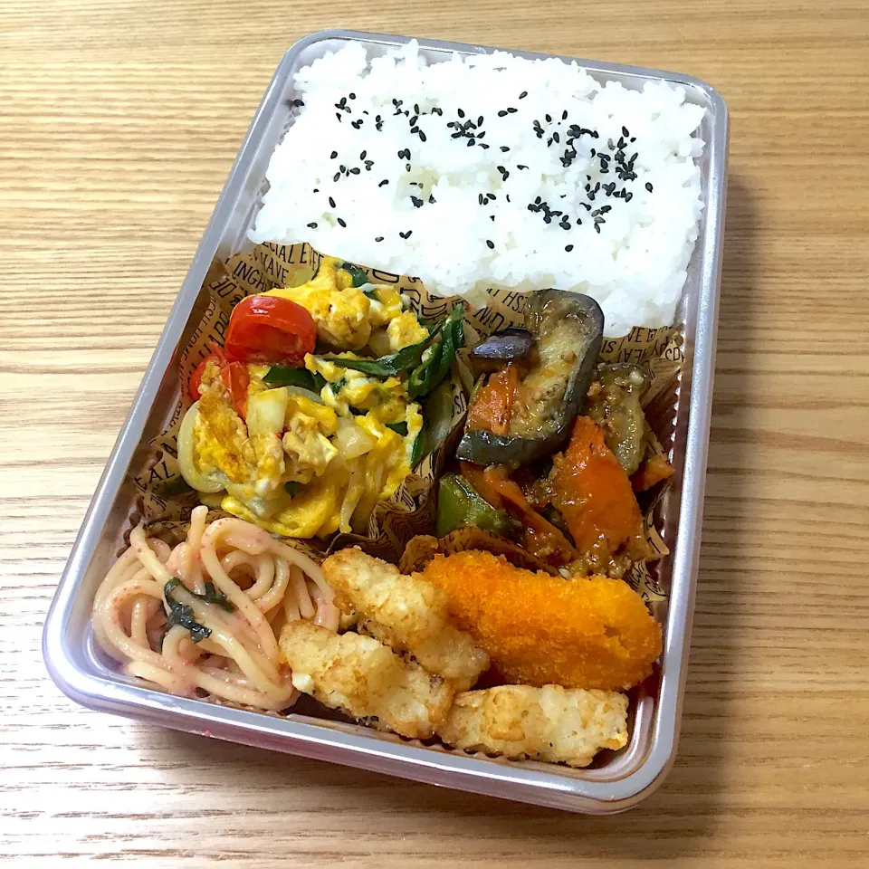 月曜日の旦那さんのお弁当☺︎ #お弁当記録  #麻婆茄子 #葉たまねぎとトマトのスクランブルエッグ  #たらこスパ  #星ポテト|むさけんさん