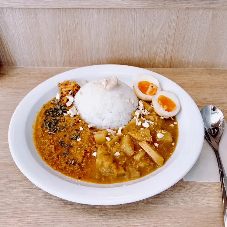 たけのこ じゃがいものココナッツカリー
×キーマのあいがけ＋スパイスエッグ🍳|ちゃみこさん