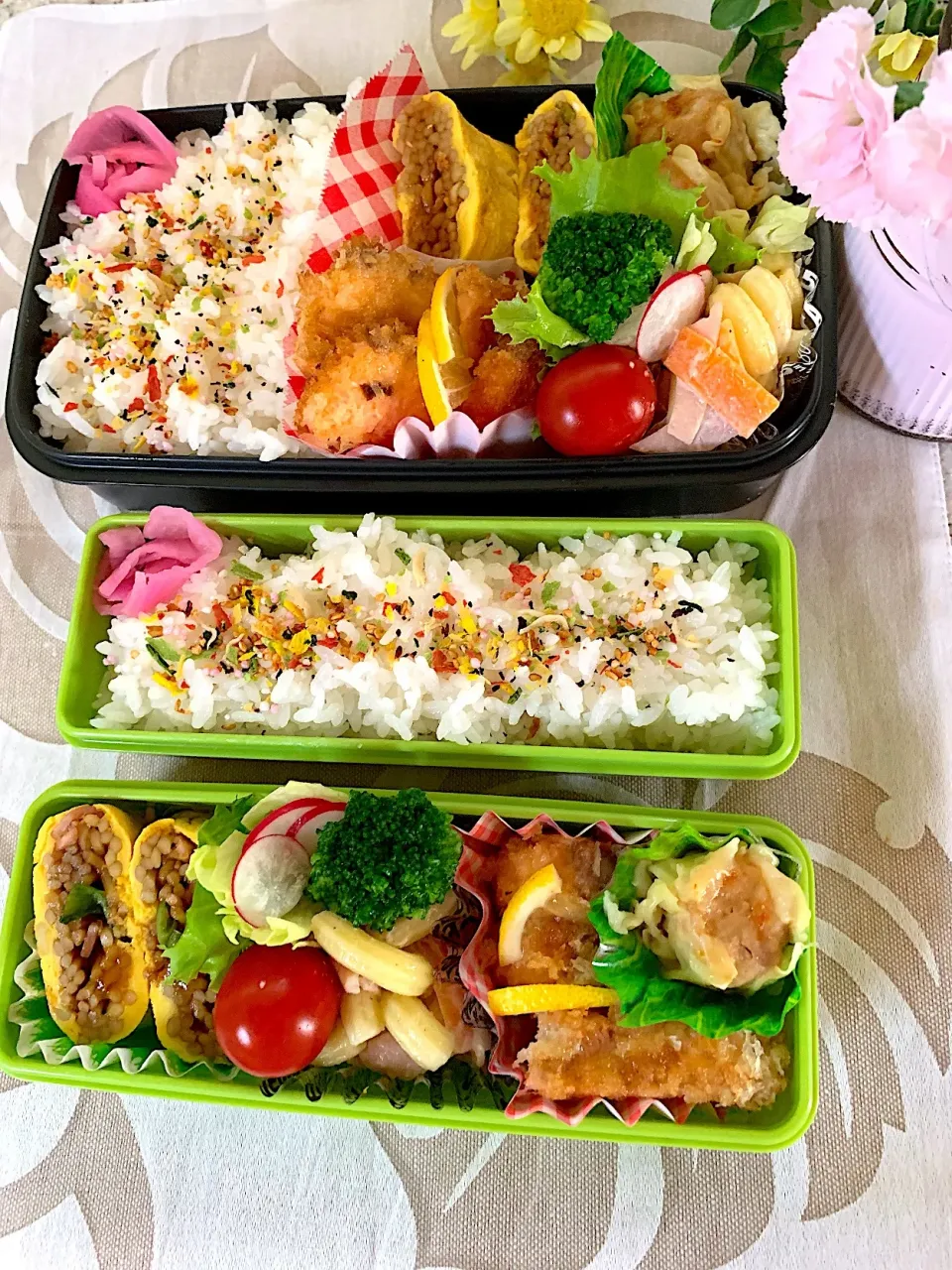 #お弁当 
 #男子部活お弁当。姉おまけお弁当。 
今日のお弁当
サーモンフライ、オムぞば、マカロニサラダ、えび焼売、|yukaさん