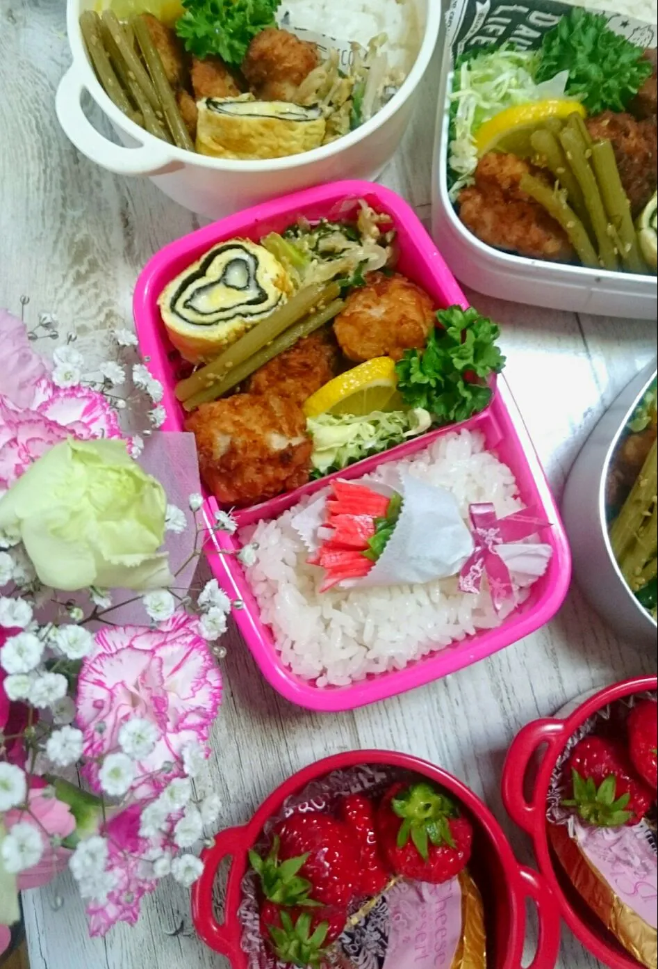 Snapdishの料理写真:ありがとうカーネーション‼弁当
 #母の日 
 #カーネーション
 #唐揚げ弁当|okamichanさん