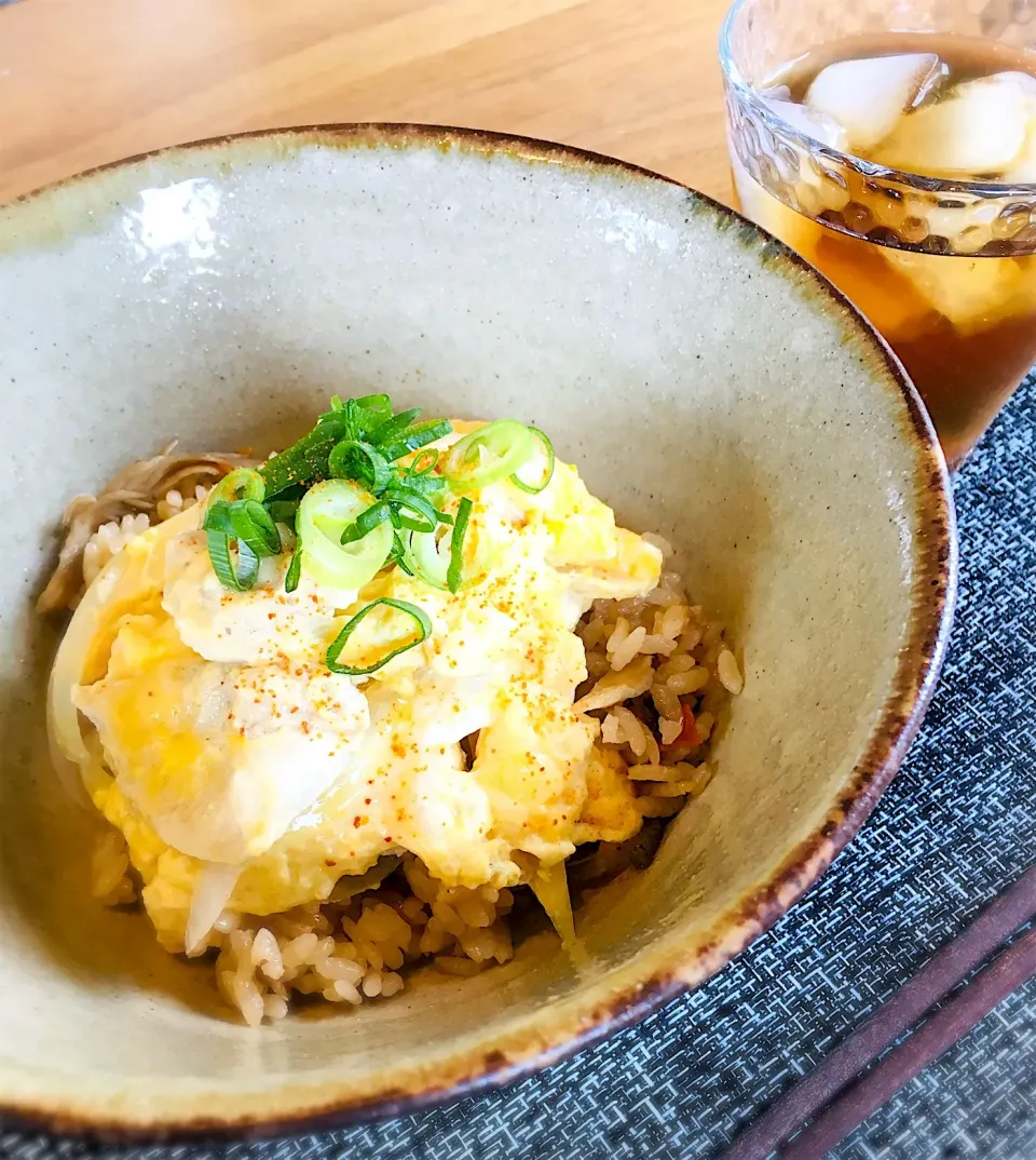 ミッチ☆ママの料理 めるぼさんの料理 出汁を食べる！甘くない大人味【🥘白だし仕立ての卵とじ丼🥘】で   #ヤマモリ五目釜めし をアレンジ‼️


いつもの【親子丼】ですが……

あえて【白だし仕立ての卵とじ丼】と言う

タイトルどおりほんのりと甘くそして……

白だしの風味豊かな卵とじ丼です♪♪|ミッチ☆ママさん