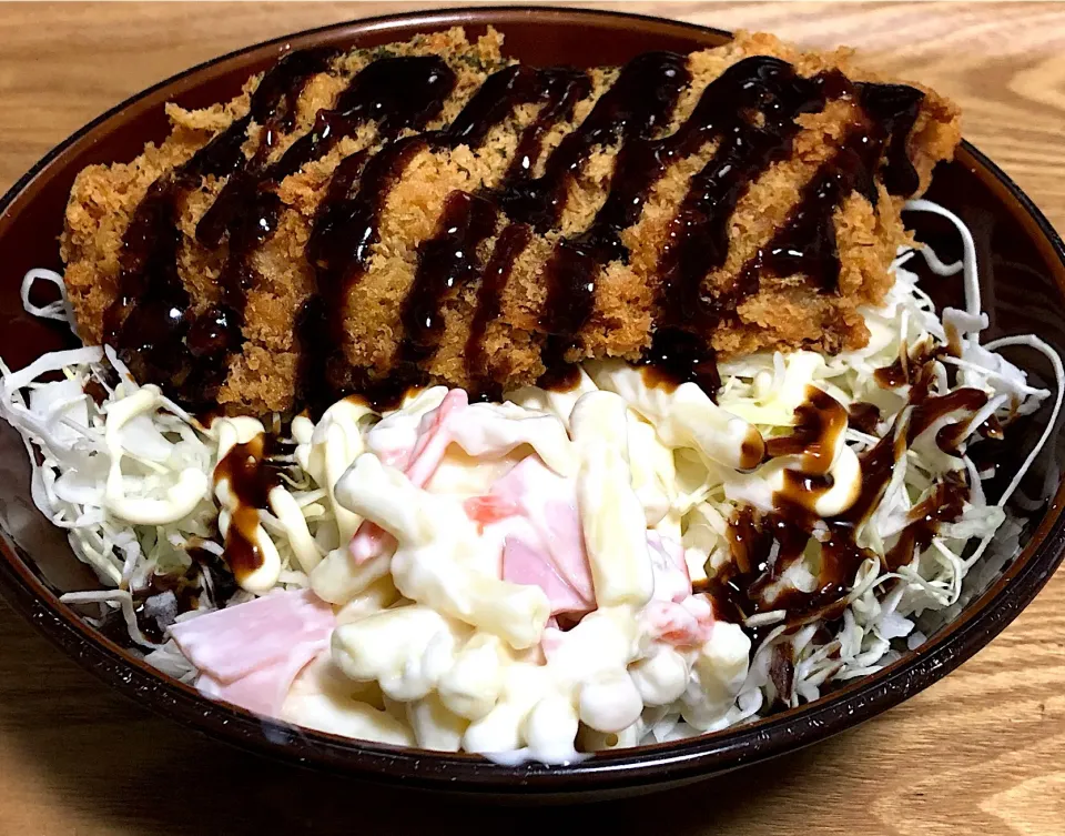 Snapdishの料理写真:今日の夕食
☆チキンカツ丼
☆マカロニサラダ
☆千切りキャベツ|まぁたんさん