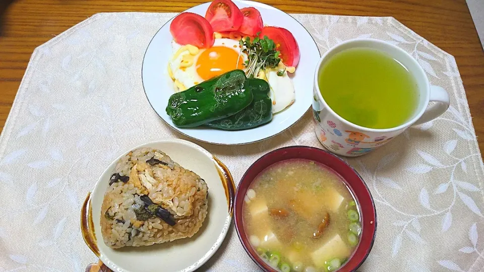 Snapdishの料理写真:5/13の夕食
蕨の炊き込みご飯おにぎり、はんぺんソテーと目玉焼きなど|卯月さん