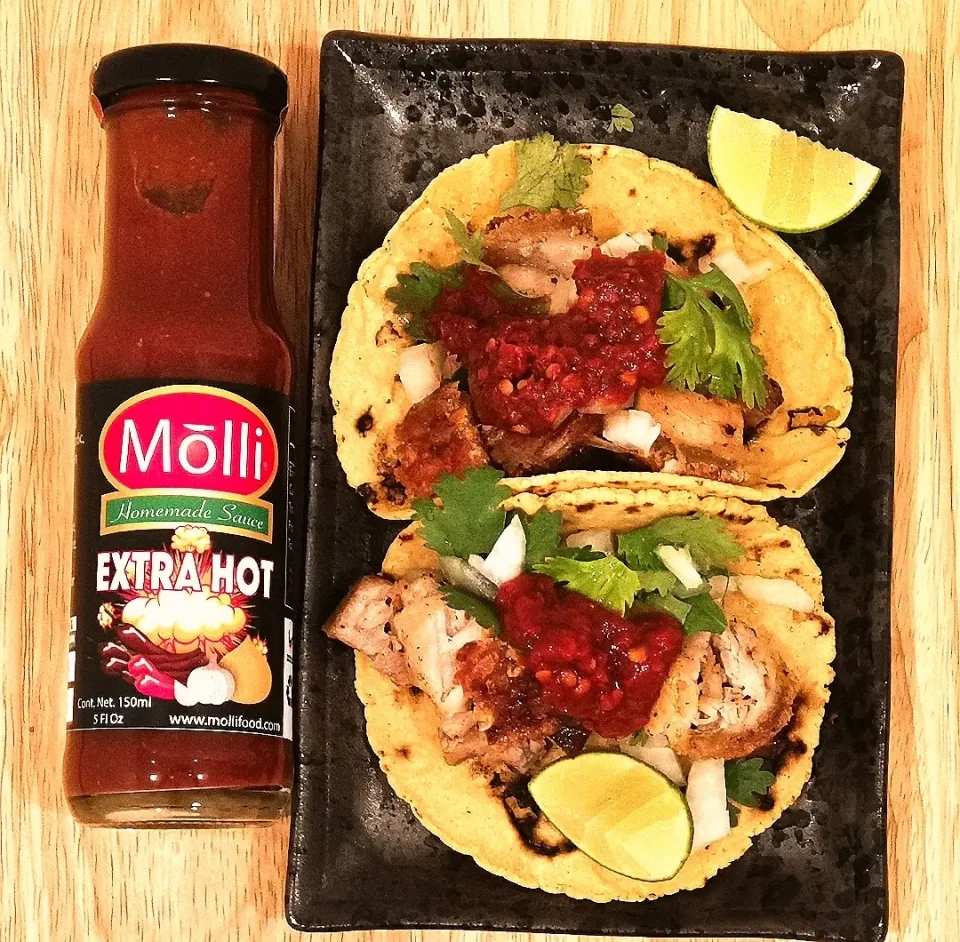 Pork carnitas tacos with Extra Hot Molli sauce|Jorge Bernal Márquezさん