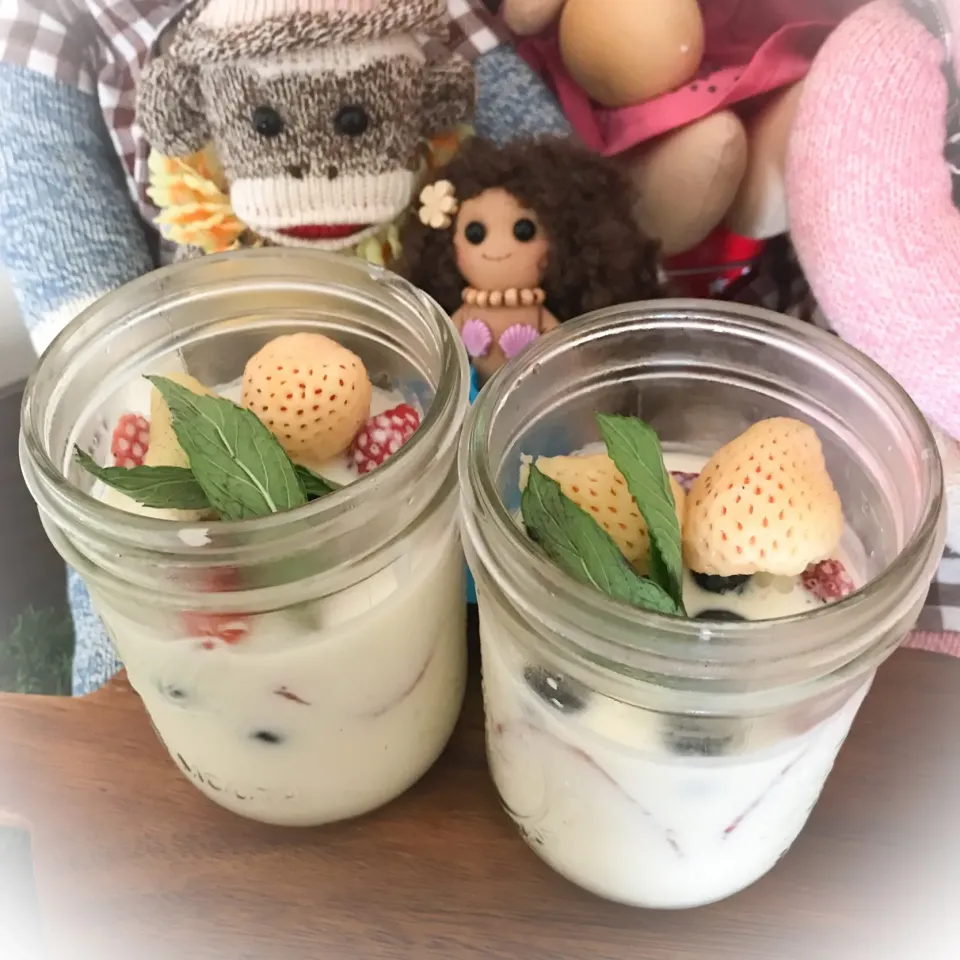 Snapdishの料理写真:ヨーグルト入りパンナコッタ❤️初夏のスイーツ🍨いちごとブルーベリーたんまり入り❣️|YOさん