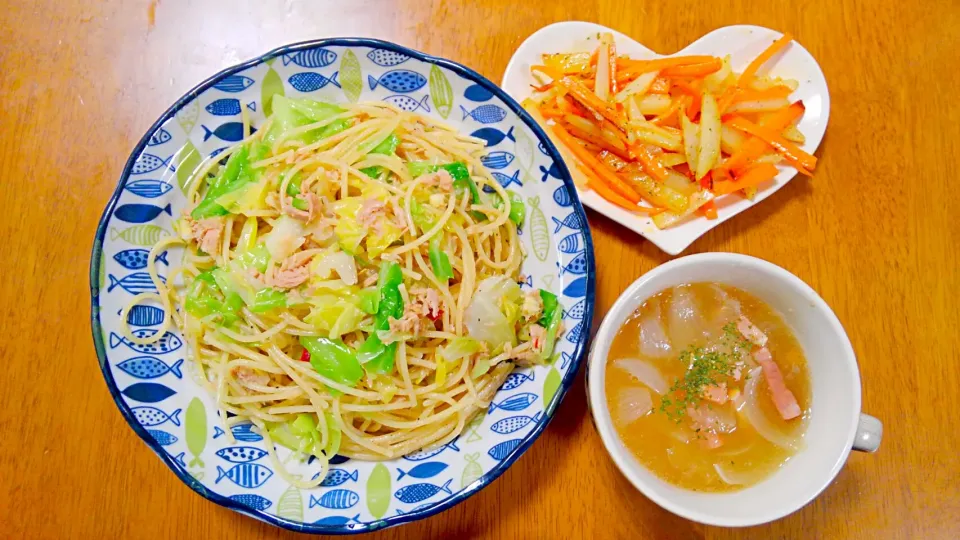 Snapdishの料理写真:５月１１日　キャベツとツナのパスタ　にんじんとじゃがいもの塩バターきんぴら　新玉ねぎとベーコンのコンソメスープ|いもこ。さん