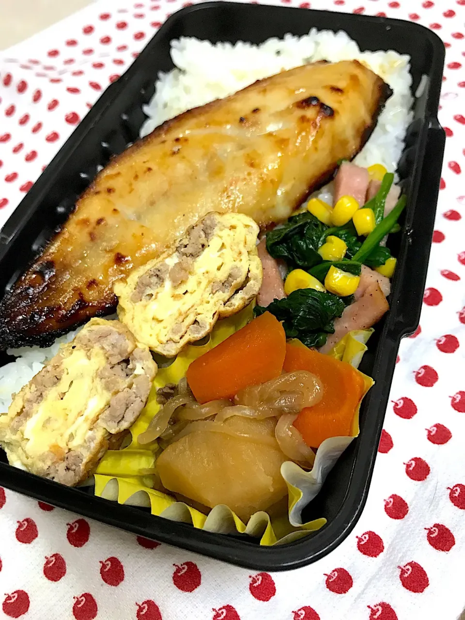 鯖の西京焼弁当

肉じゃが
卵焼き
ほうれん草ソテー
愛情😍#お弁当#焼魚|Kumi Satouさん