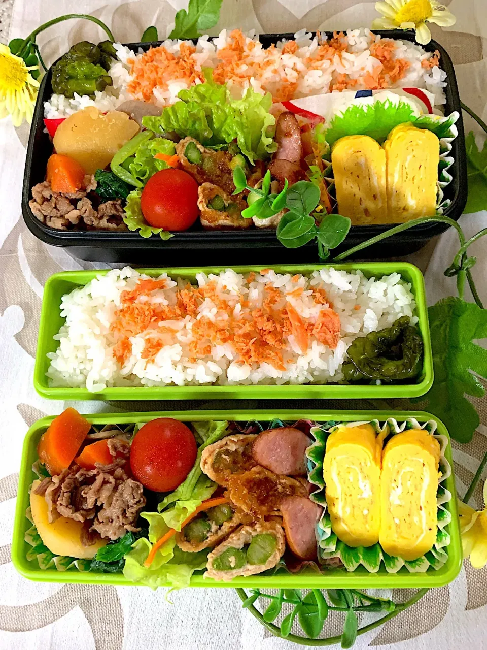 #お弁当 
 #男子部活お弁当。姉おまけお弁当。 
今日のお弁当
肉じゃが、アスパラ肉巻き🥓、出し巻き玉子、ソーセージ。|yukaさん