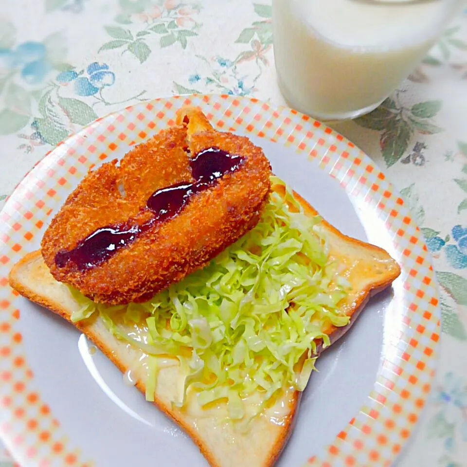 神戸土産のコロッケを挟んだコロッケサンド🍞二つに折り畳んで食べます|うたかた。さん