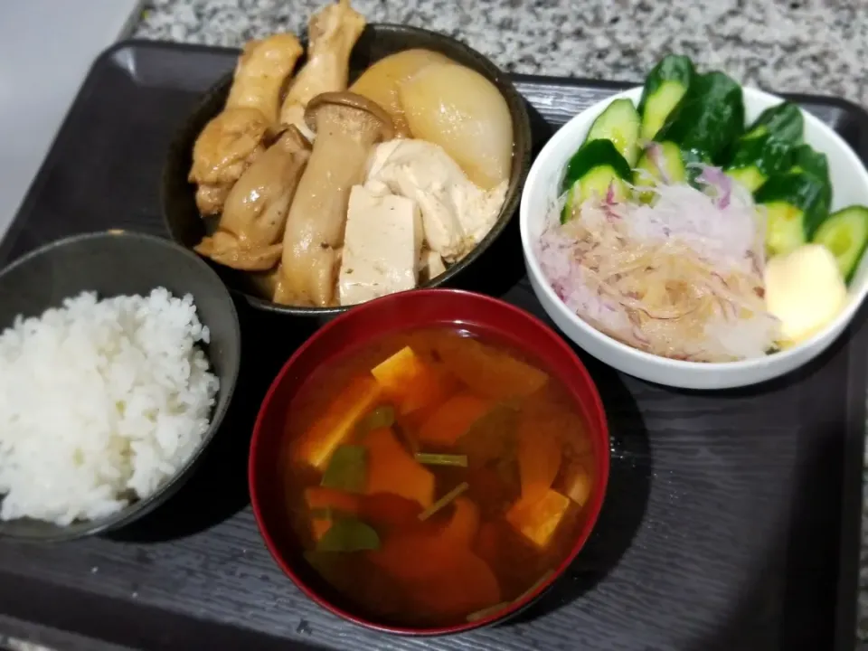 手羽元と茸と豆腐の甘辛煮
紫玉ねぎのサラダ
味噌汁|あぁちゃんさん