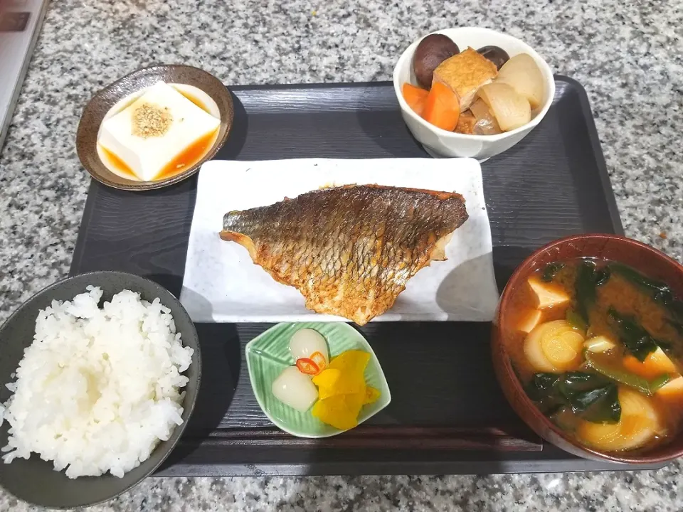 クロダイの漬け焼き
ミルクゴマ豆腐
野菜と厚揚げの煮物
味噌汁
漬物|あぁちゃんさん