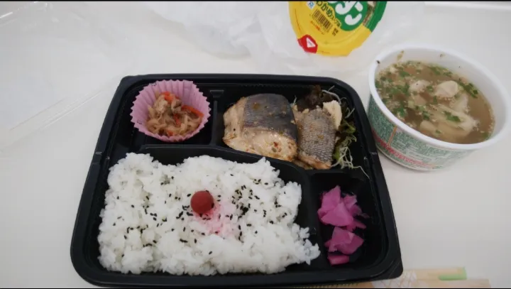 鮭のごましょうゆ焼き　お弁当|ローズガーデンのコックさんさん