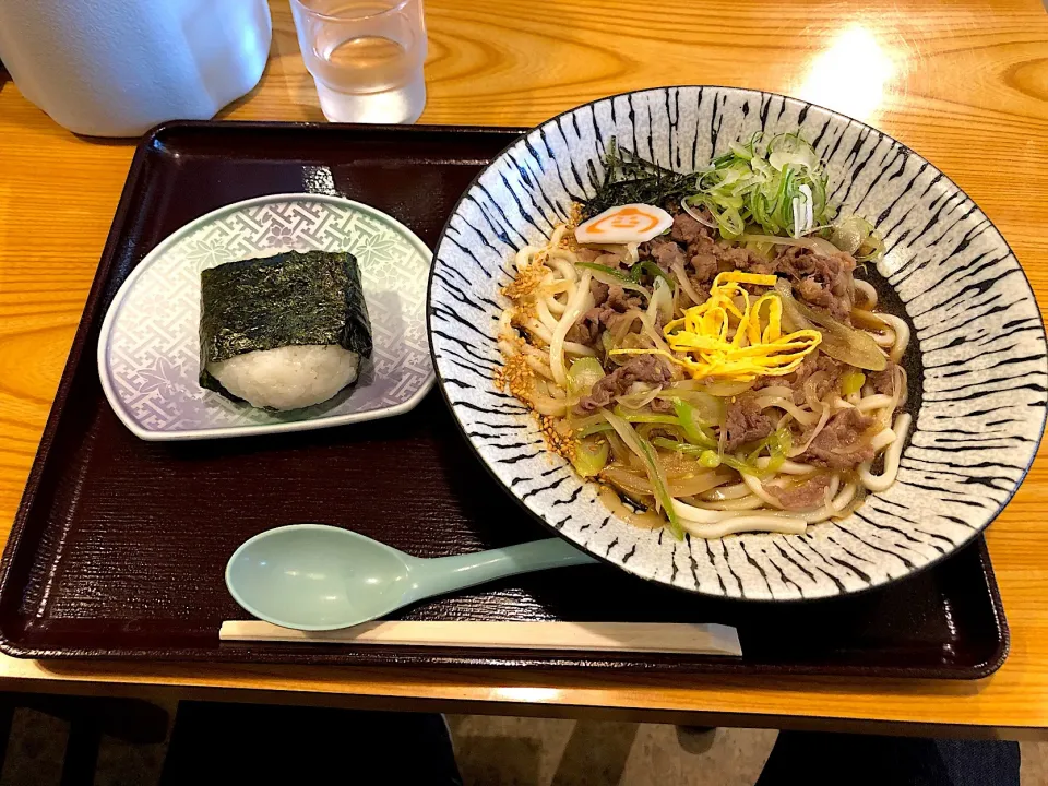 冷し和牛ぶっかけうどんとおにぎり|しのぶさん