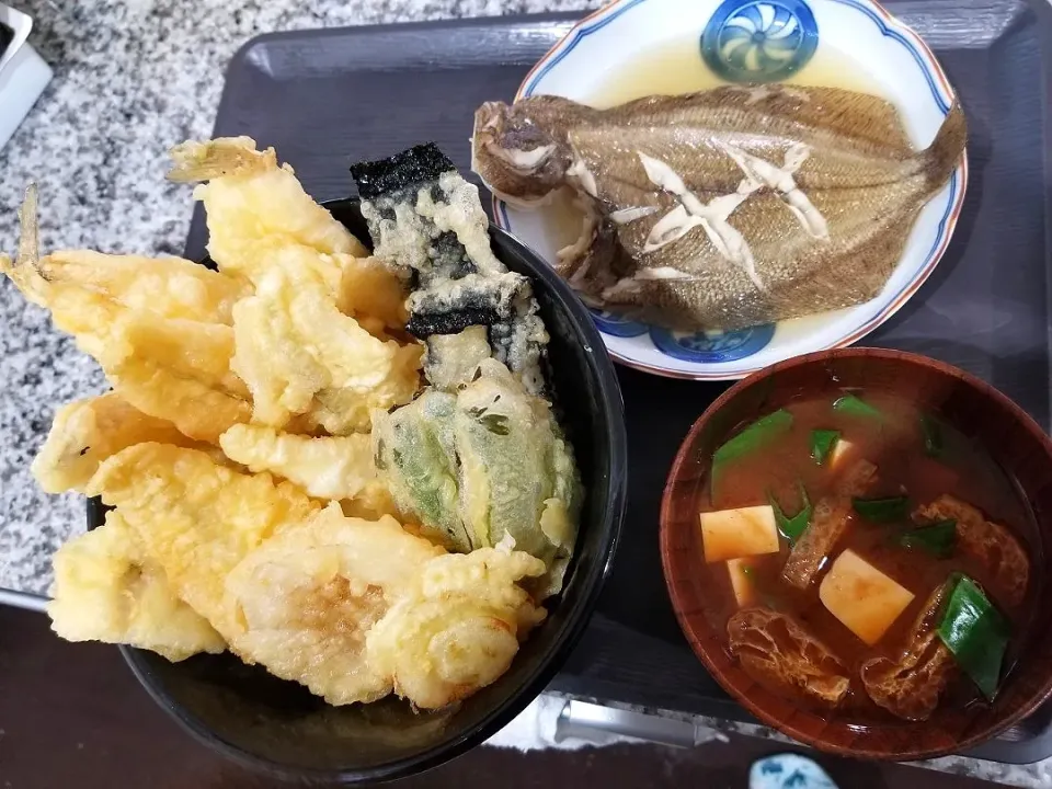 鱚丼(鱚１０匹)
カレイの煮付け
味噌汁|あぁちゃんさん