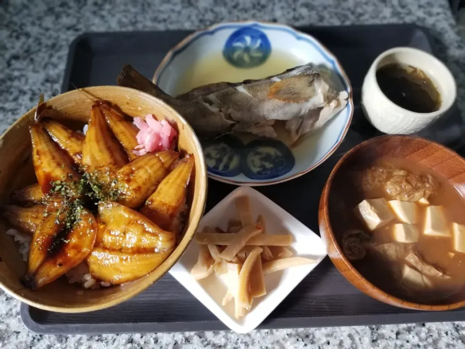 鱚の蒲焼き丼
アイナメの煮付け
ピリ辛メンマ
味噌汁
もずく|あぁちゃんさん