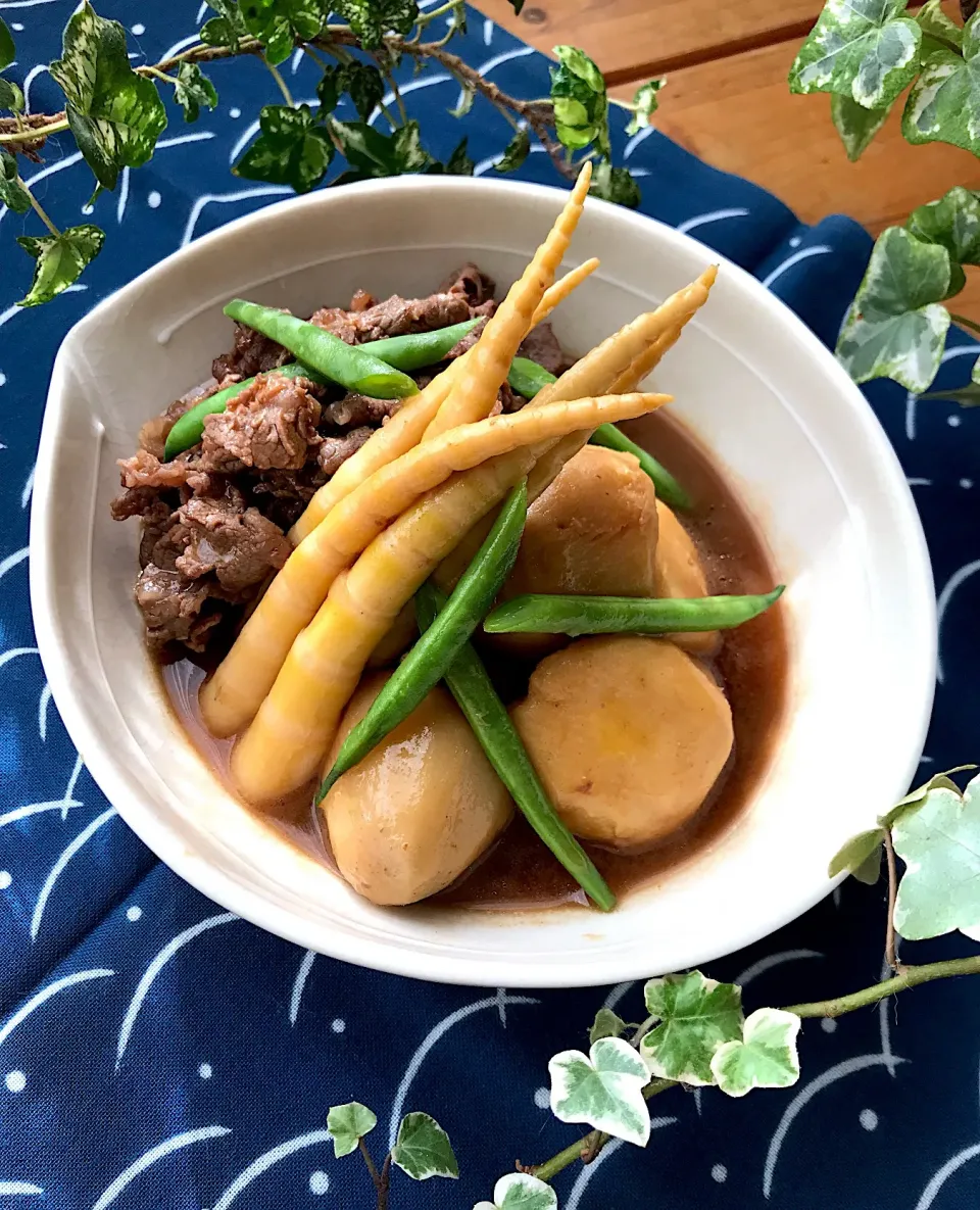 🐮今日の一皿は 牛と里芋、細竹の コックリ煮🥢味、濃そうだけどそうでもない。秘密は赤味噌。|Hollyさん