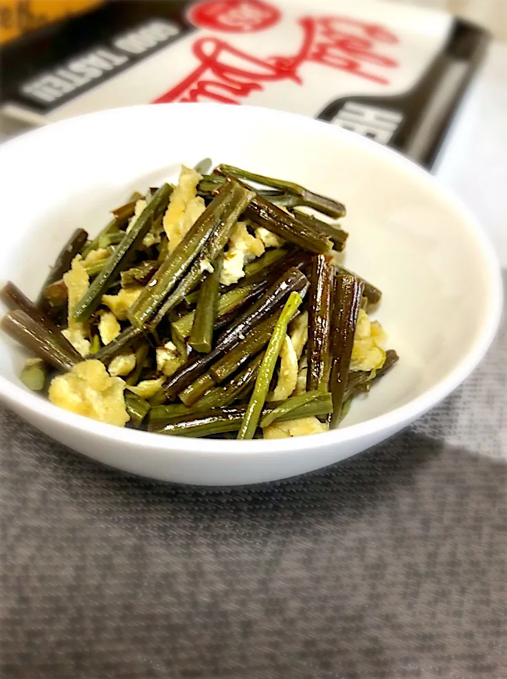 わらびと油揚げの炒め煮|ママ子さん