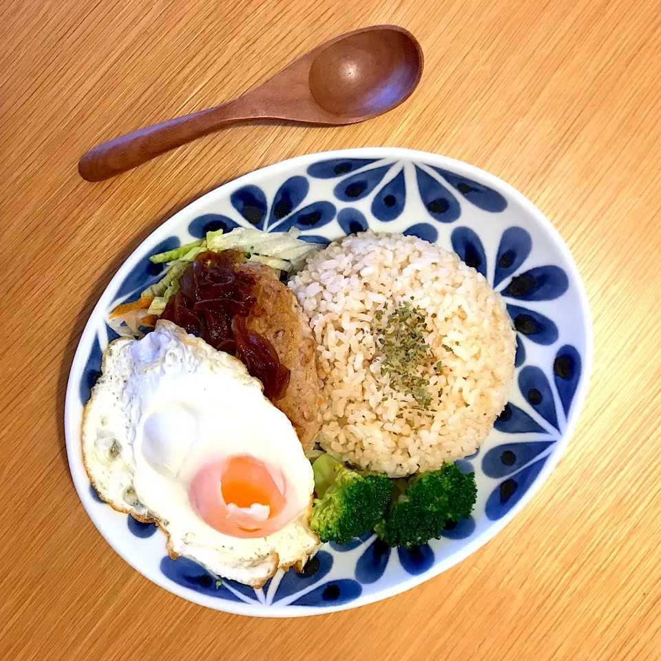 ばんごはん。ハンバーグと目玉焼きでロコロコっぽい感じ。|しゅうとうさんさん